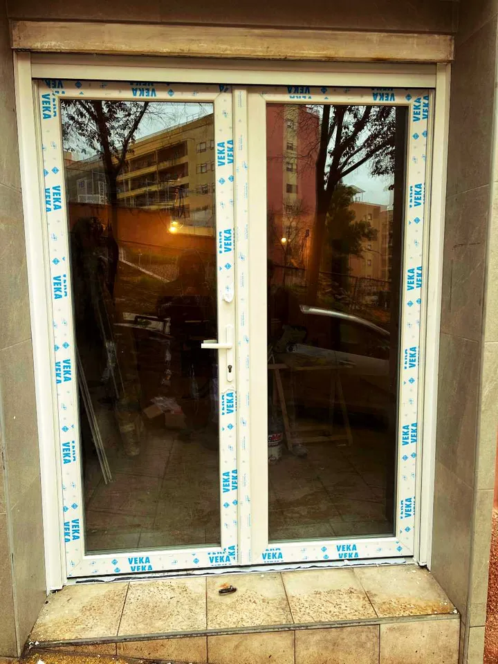 Puerta a la calle · Barcelona: después de instalar aluminio → pvc