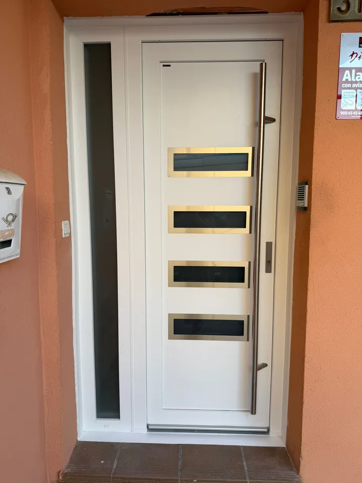 Puerta de entrada: después de instalar puerta de pvc a medida