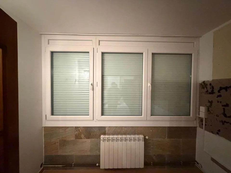 Ventana de tres hojas: después de instalar pvc con persianas nuevas