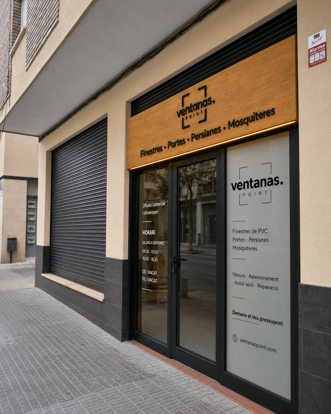 Fachada de la tienda y showroom de Ventanas Point en la Rambla Salvador Samà 5 de Vilanova i la Geltrú